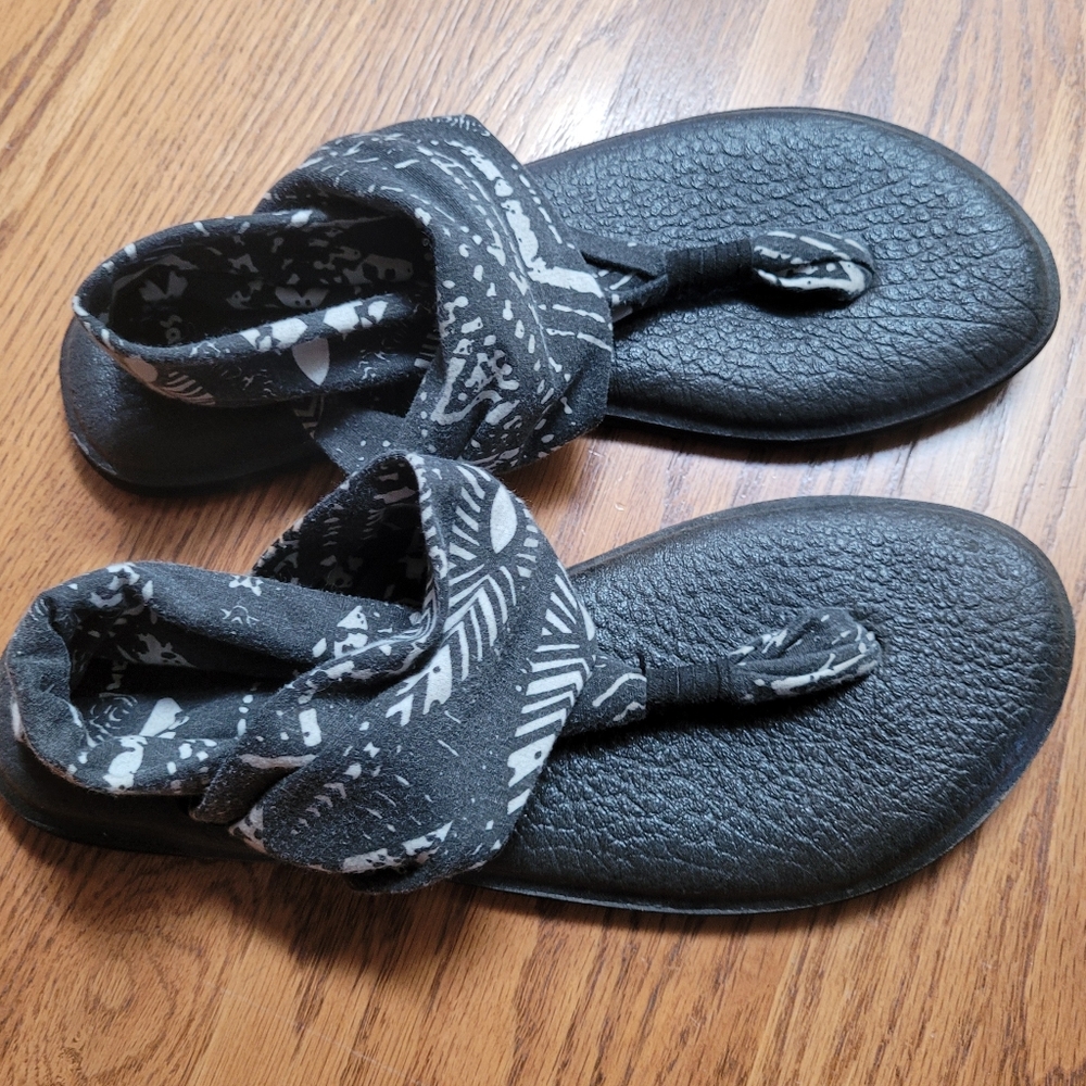 Sanuk Yoga Sling Sandals sz 9.  Tribal Print